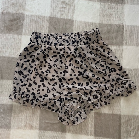 Francesca’s Harper Heritage leopard print ruffled hem shorts - Picture 2 of 4